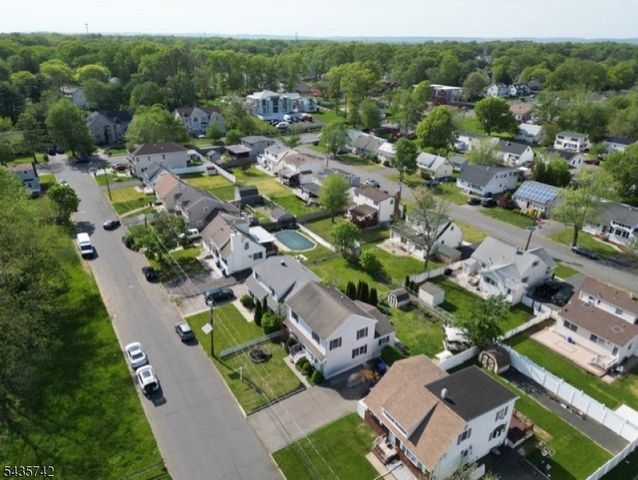 27 W James Pl, Woodbridge Twp., NJ 08830