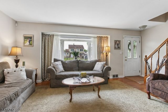 27 W James Pl, Woodbridge Twp., NJ 08830