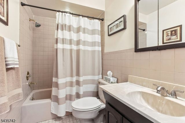 27 W James Pl, Woodbridge Twp., NJ 08830