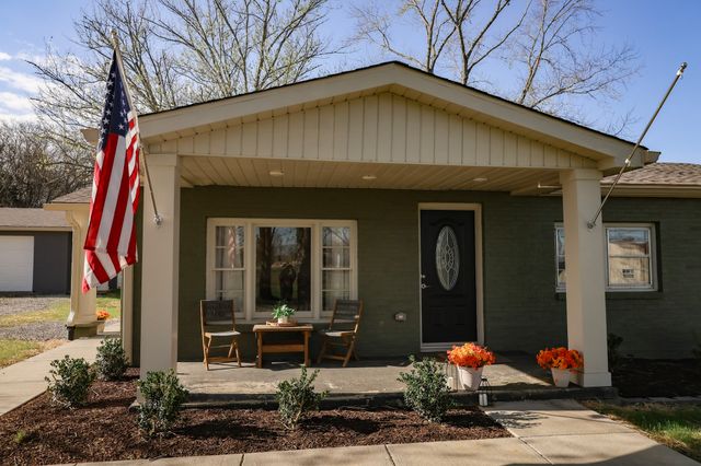 952 N Broadway, Portland, TN 37148