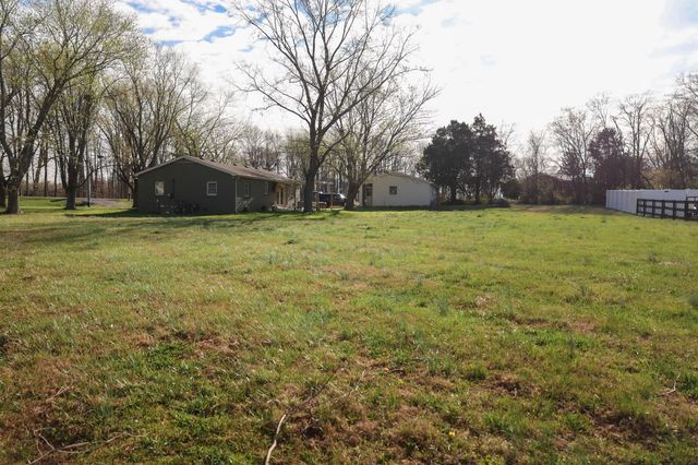 952 N Broadway, Portland, TN 37148