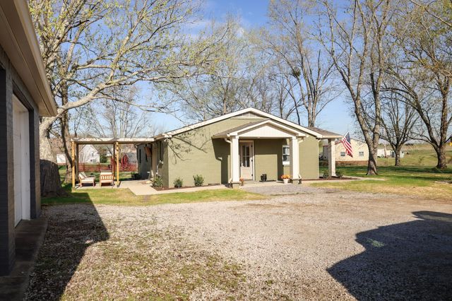 952 N Broadway, Portland, TN 37148