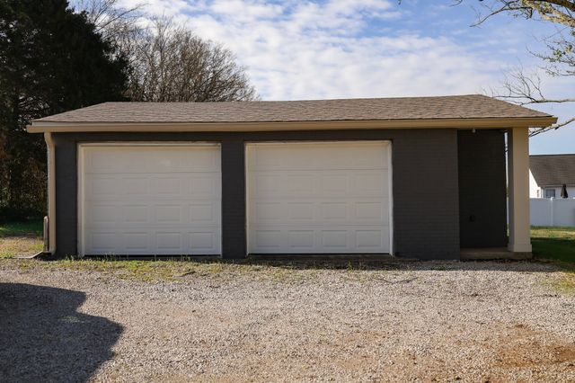 952 N Broadway, Portland, TN 37148