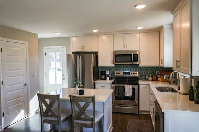 952 N Broadway, Portland, TN 37148