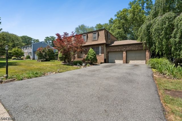 39 Robin Hood Way, Wayne Twp., NJ 07470