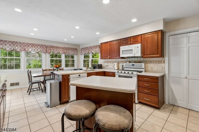 39 Robin Hood Way, Wayne Twp., NJ 07470
