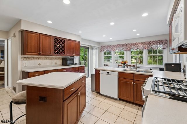 39 Robin Hood Way, Wayne Twp., NJ 07470