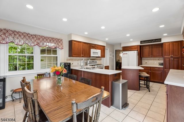 39 Robin Hood Way, Wayne Twp., NJ 07470