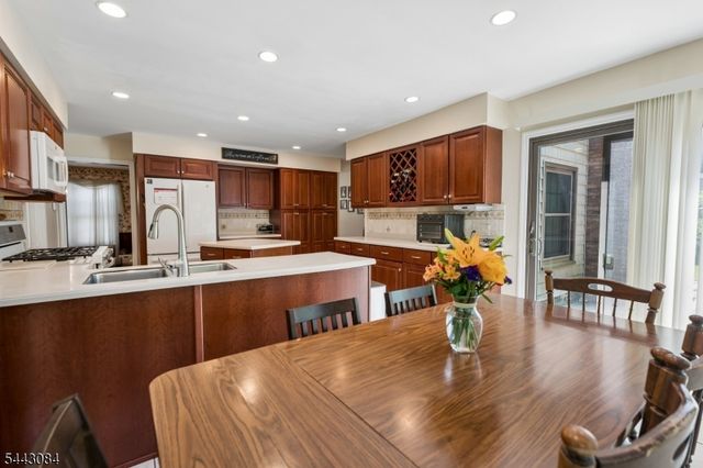39 Robin Hood Way, Wayne Twp., NJ 07470