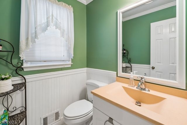 39 Robin Hood Way, Wayne Twp., NJ 07470