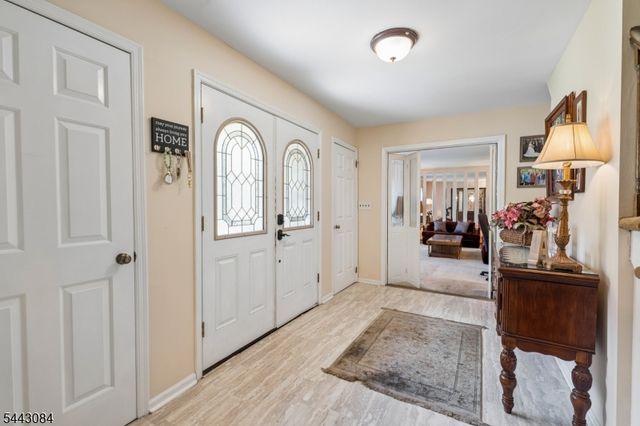 39 Robin Hood Way, Wayne Twp., NJ 07470