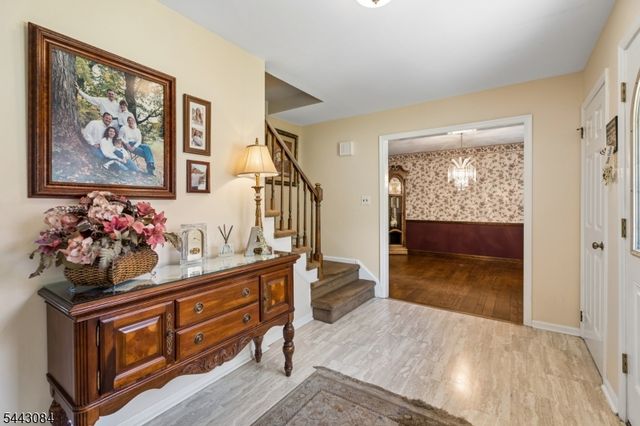 39 Robin Hood Way, Wayne Twp., NJ 07470
