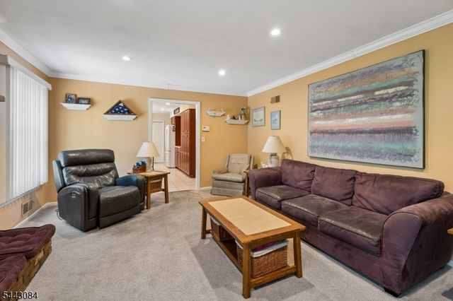 39 Robin Hood Way, Wayne Twp., NJ 07470