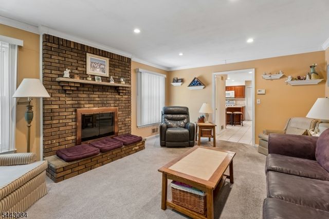 39 Robin Hood Way, Wayne Twp., NJ 07470