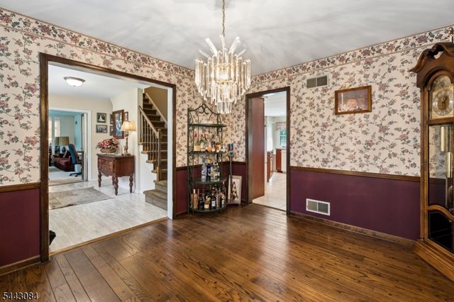 39 Robin Hood Way, Wayne Twp., NJ 07470