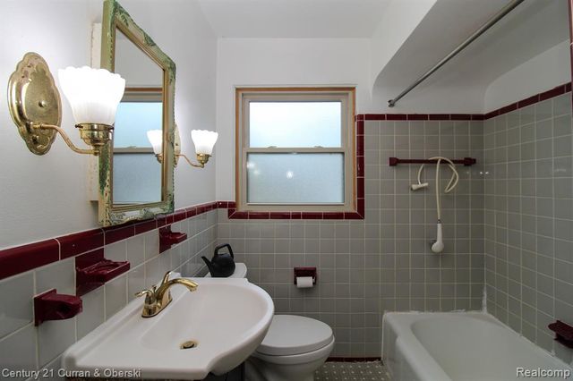 7907 W Morrow Circle, Dearborn, MI 48126