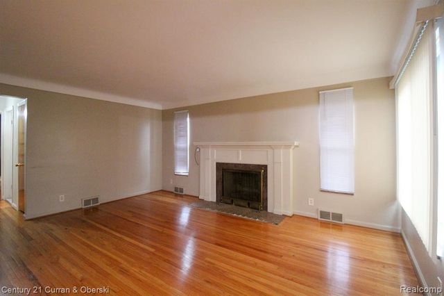 7907 W Morrow Circle, Dearborn, MI 48126
