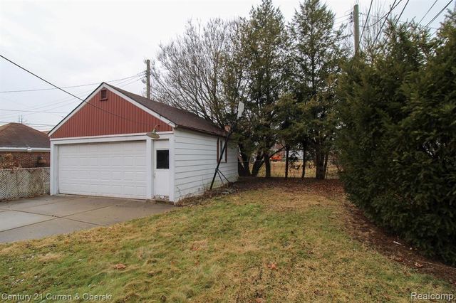 7907 W Morrow Circle, Dearborn, MI 48126