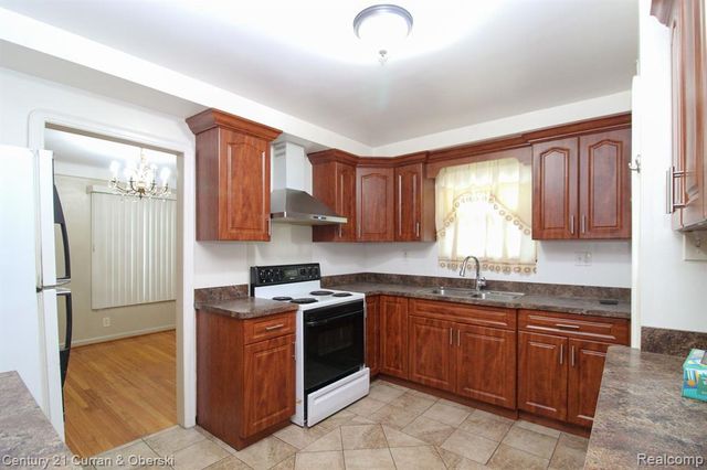 7907 W Morrow Circle, Dearborn, MI 48126