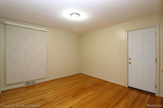 7907 W Morrow Circle, Dearborn, MI 48126