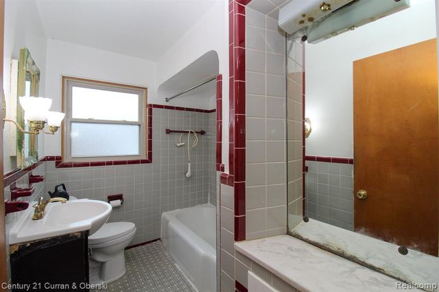 7907 W Morrow Circle, Dearborn, MI 48126