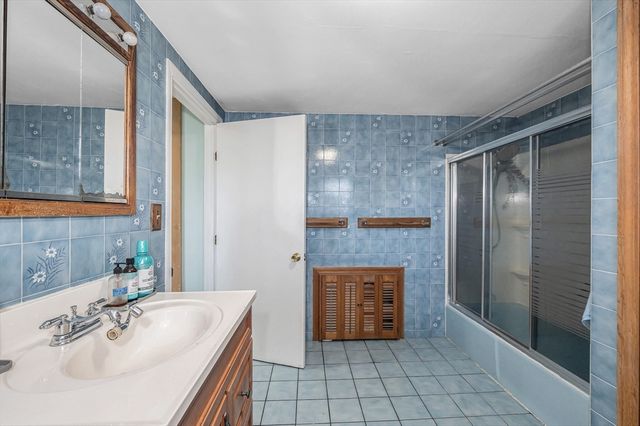 5 Ready Ave, Lowell, MA 01854