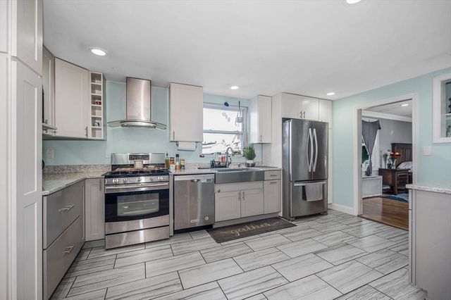 5 Ready Ave, Lowell, MA 01854