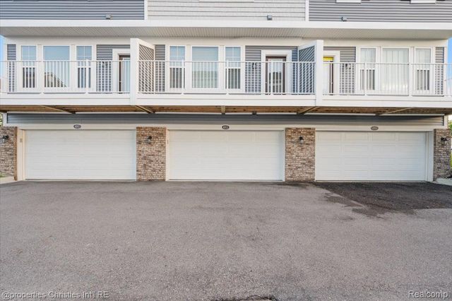 4953 Treeside Lane, Troy, MI 48098