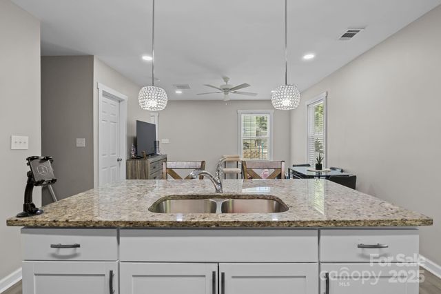 822 Lakehill Road, Charlotte, NC 28214
