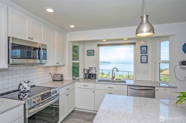 96 Kim Court, Steilacoom, WA 98388
