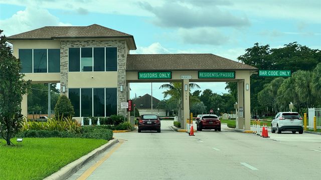 300 SW 134TH WY 304E, Pembroke Pines, FL 33027