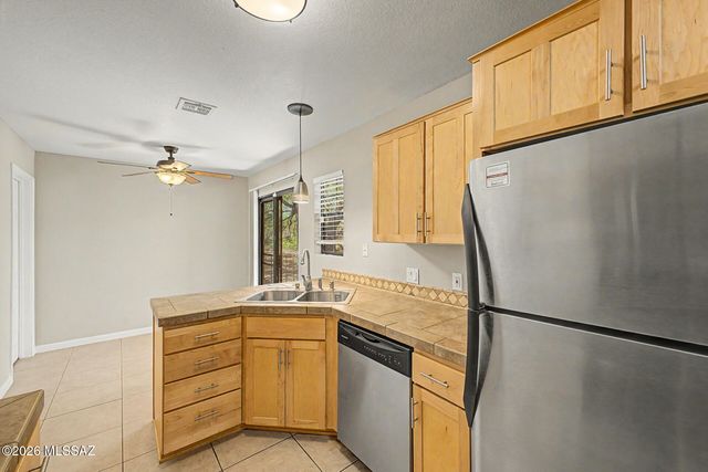 6415 N Tierra de las Catalinas Apt 38, Tucson, AZ 85718