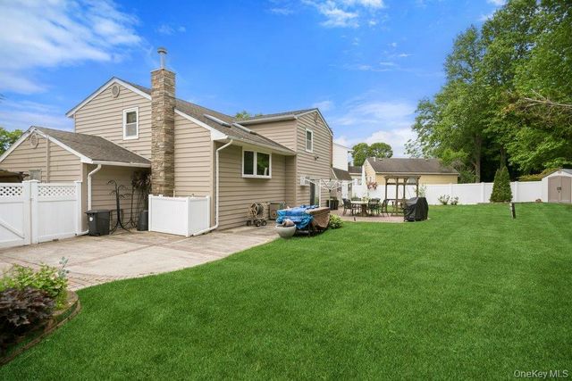 48 Lawrence Avenue, Holbrook, NY 11741