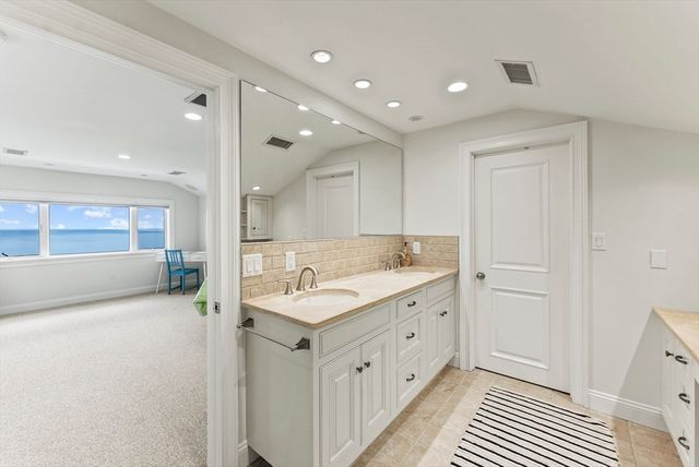 64 Cliffside Dr In Season, Plymouth, MA 02360