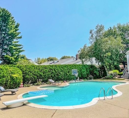 25 Indian Rock Dr, Saugus, MA 01906