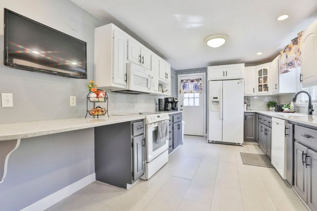 25 Indian Rock Dr, Saugus, MA 01906