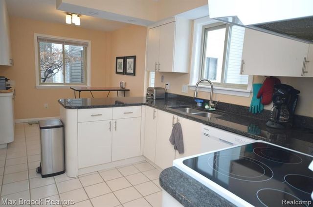 5305 Fairway Ln, West Bloomfield, MI 48323
