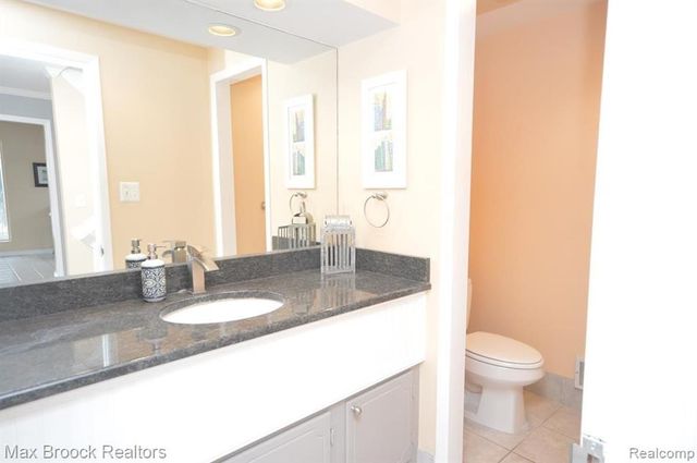 5305 Fairway Ln, West Bloomfield, MI 48323