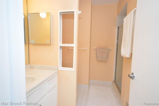 5305 Fairway Ln, West Bloomfield, MI 48323
