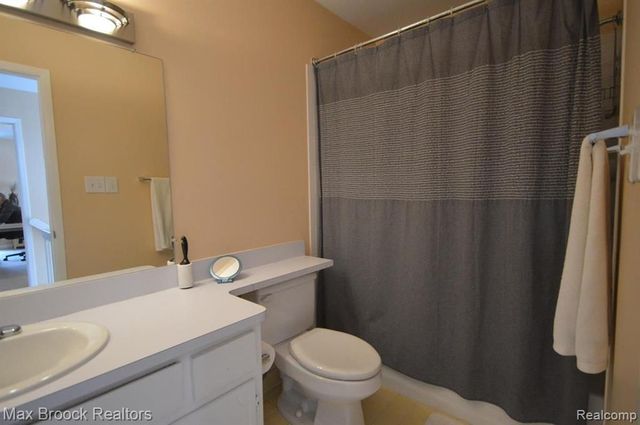 5305 Fairway Ln, West Bloomfield, MI 48323