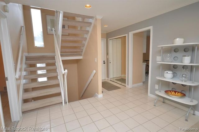 5305 Fairway Ln, West Bloomfield, MI 48323