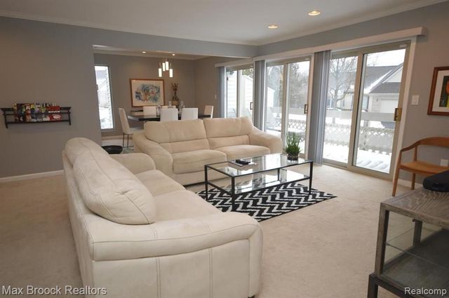 5305 Fairway Ln, West Bloomfield, MI 48323