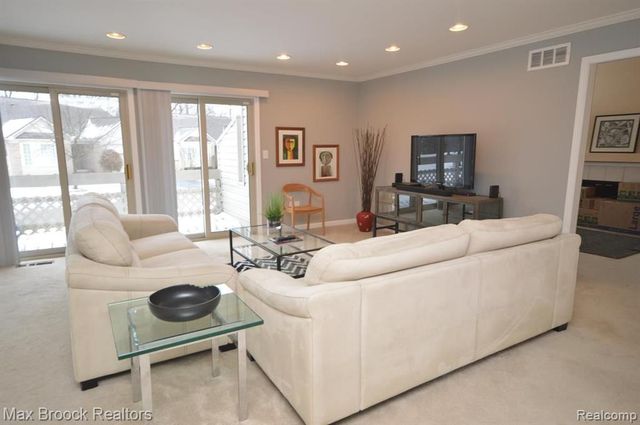 5305 Fairway Ln, West Bloomfield, MI 48323