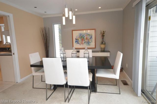 5305 Fairway Ln, West Bloomfield, MI 48323
