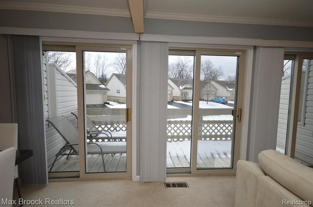 5305 Fairway Ln, West Bloomfield, MI 48323