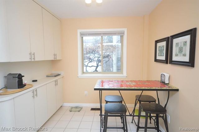 5305 Fairway Ln, West Bloomfield, MI 48323