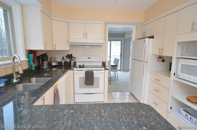 5305 Fairway Ln, West Bloomfield, MI 48323