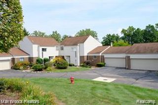5305 Fairway Ln, West Bloomfield, MI 48323