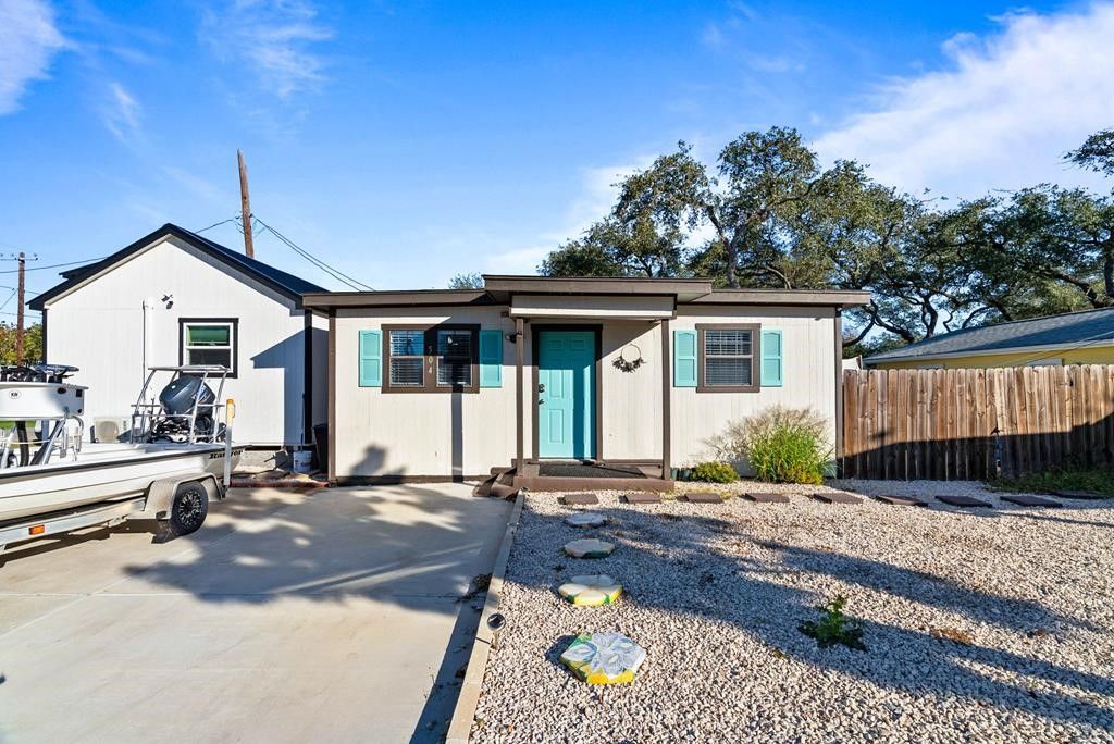 504 W Liberty St, Rockport, TX 78382 — exterior