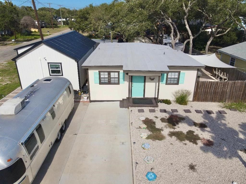 504 W Liberty St, Rockport, TX 78382 — photo 2